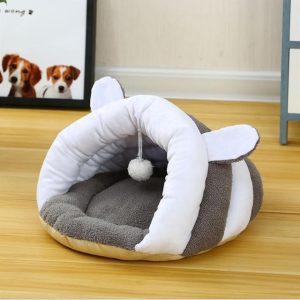 Petit lit douillet en forme de grotte